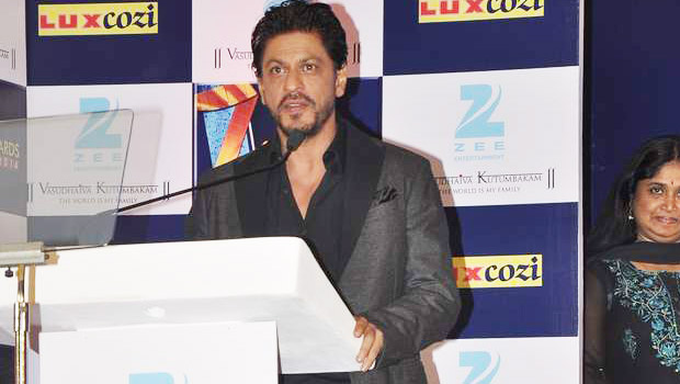 Journalist Imitates In Front Of SRK At Zee Cine Awards