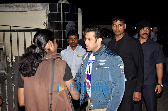salman khan walks from mehboob studio to his home 9