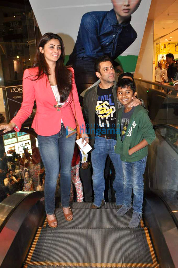salman at the screening of sholay 3d 6