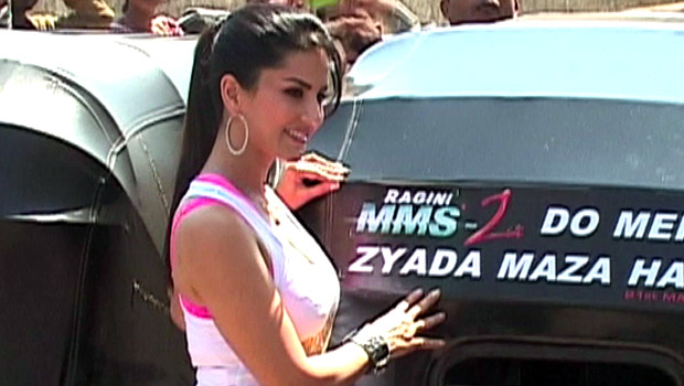 Sunny Leone Enjoys Auto Rickshaw Ride