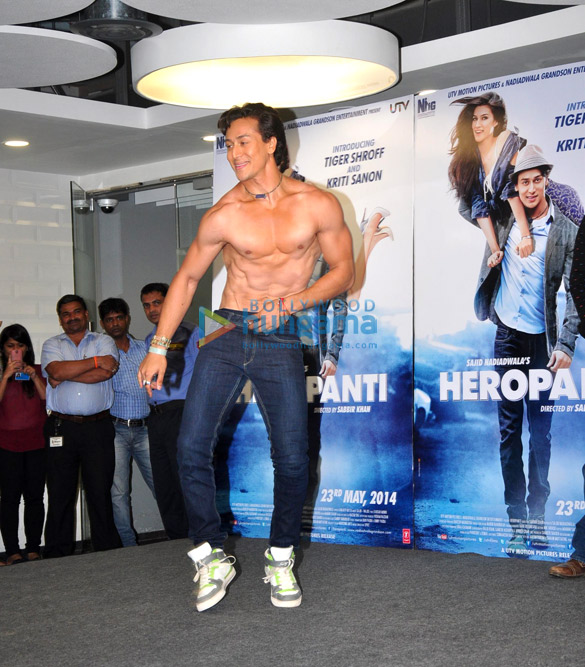kriti sanon tiger shroff promote heropanti on world dance day 16