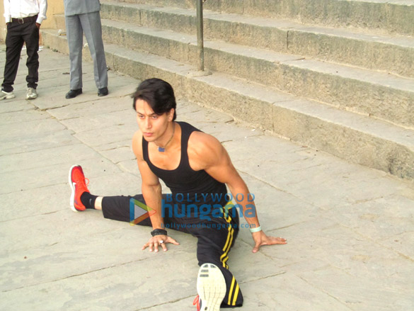 tiger performs pooja at kashi vishwanath temple 6