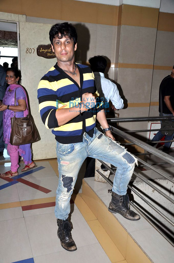 vikram singh promotes film heropanti 8