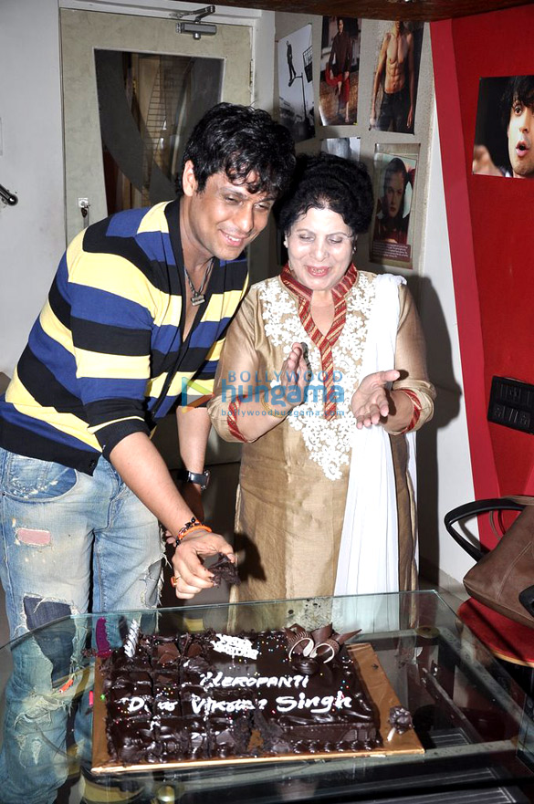 vikram singh promotes film heropanti 2