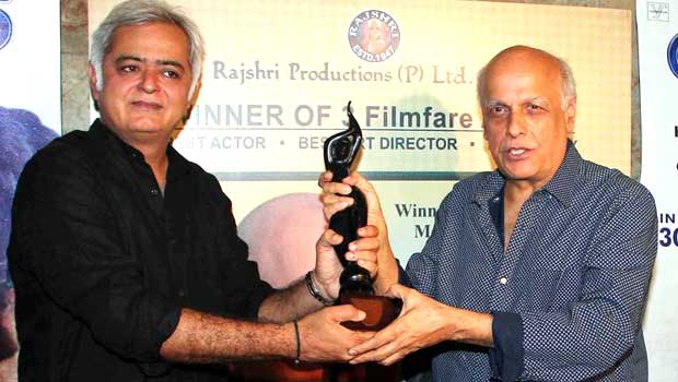 Mahesh Bhatt Presents His Filmfare Trophy To Hansal Mehta