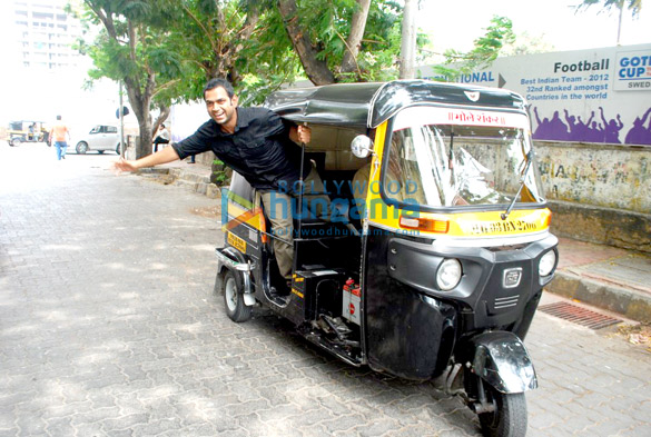 promotion of filmistaan outside big b salman srks house 3