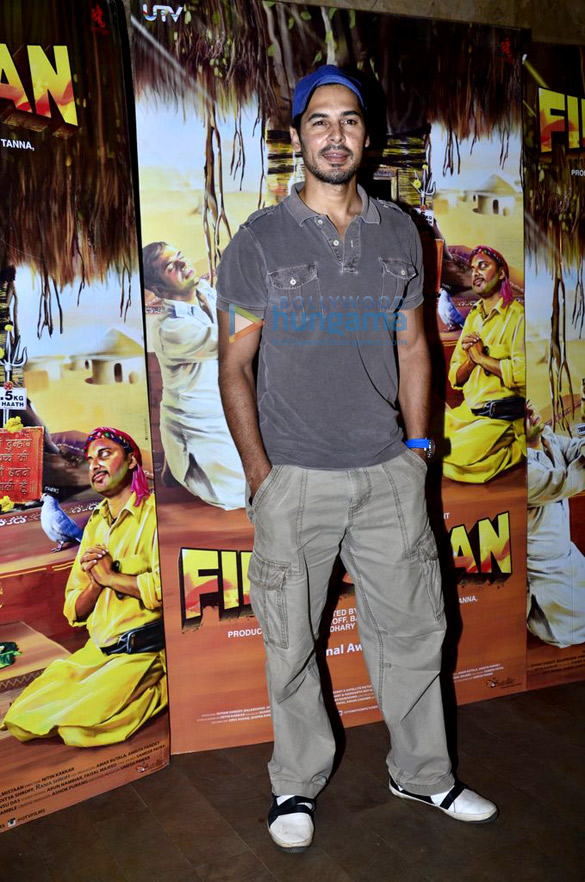 celebs grace the special screening of filmistaan 19