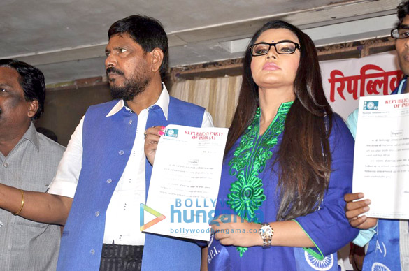 rakhi sawant joins ramdas athavles party 6