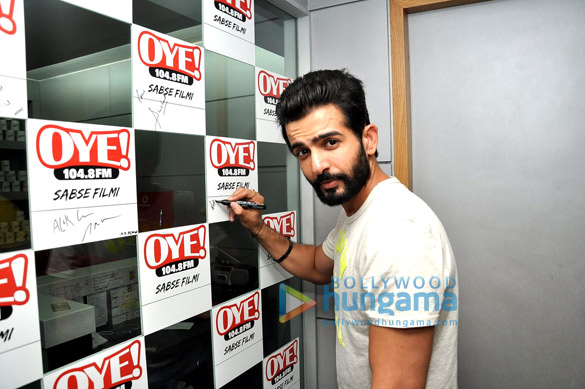 promotion of hate story 2 at oye 104 8 fm sabse filmi 4