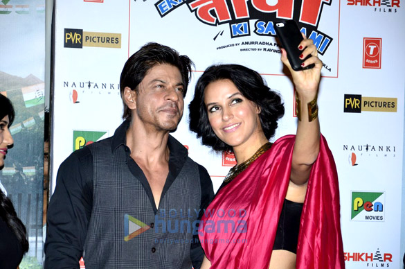 shah rukh khan launches the trailer of ekkees toppon ki salaami 4