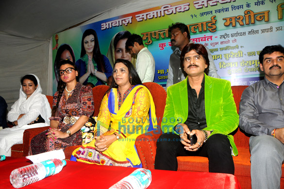 rakhi sawant distributes sewing machines for women empowerment 13