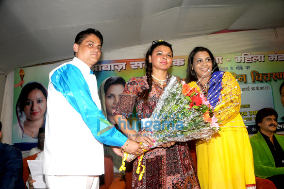 rakhi sawant distributes sewing machines for women empowerment 6