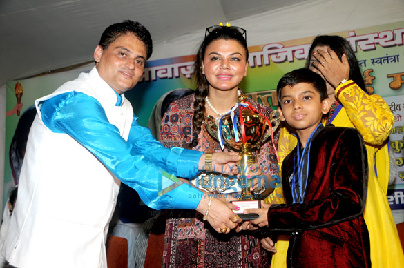 rakhi sawant distributes sewing machines for women empowerment 8