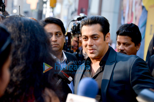 salman khan graces the red carpet premiere of dr cabbie 8