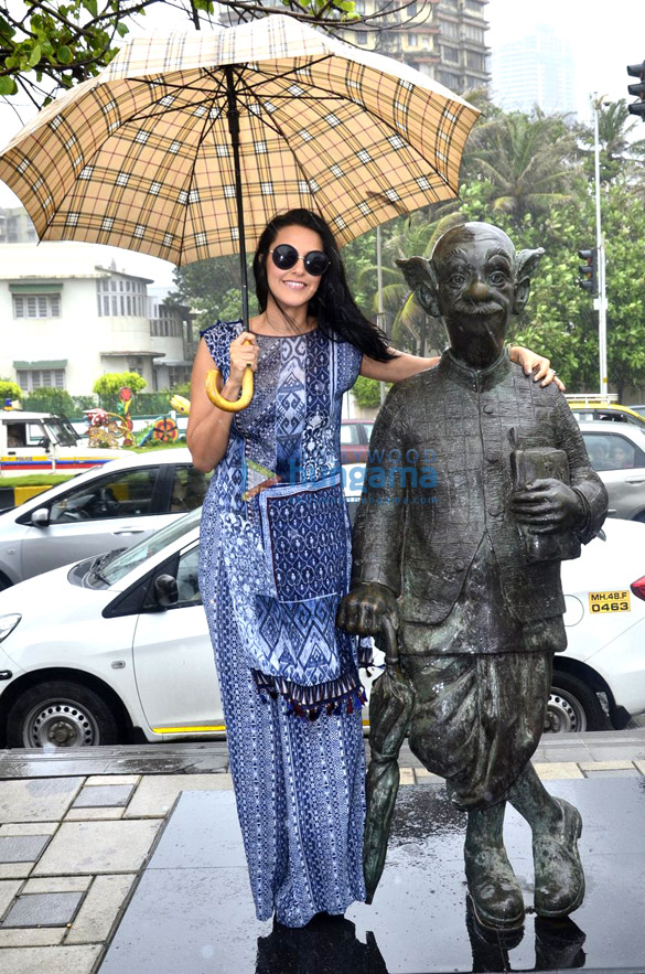 team of ekkees toppon ki salaami pays tribute to r k laxman 3