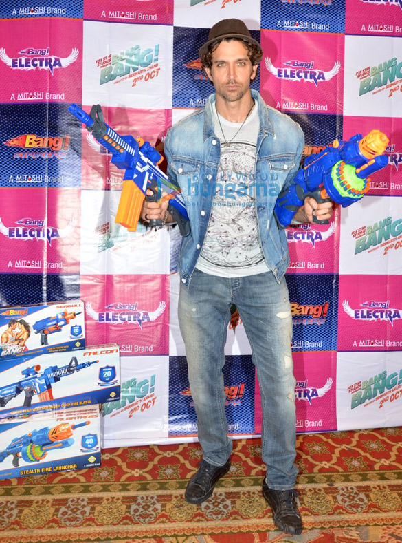 hrithik roshan unveils mitashi bang bang merchandise 2