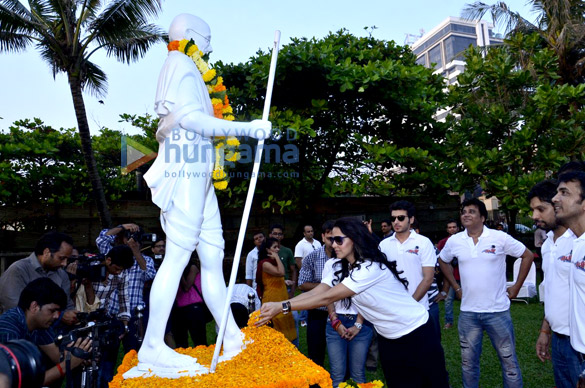 cast of ekkees toppon ki salaami at cleanliness drive in mumbai 7