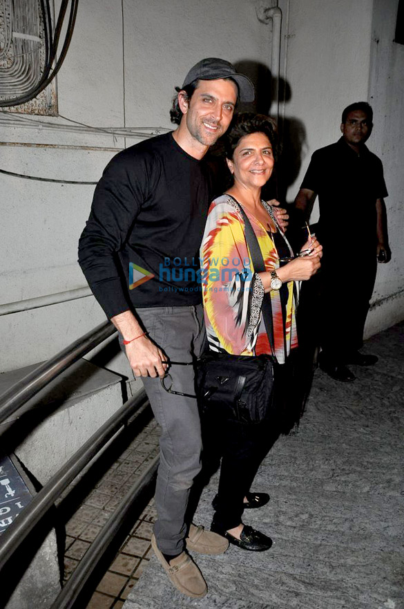 hrithik roshan watches haider with his mother 3