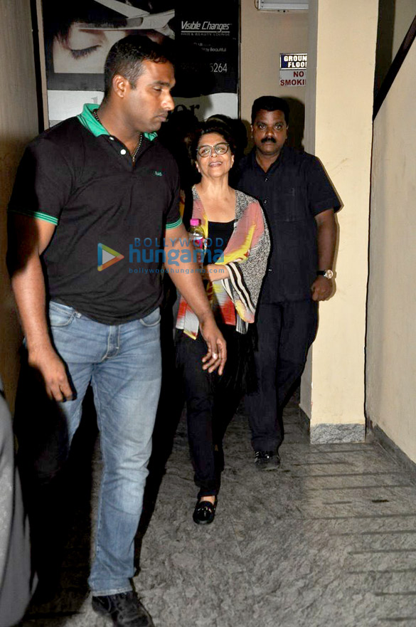 hrithik roshan watches haider with his mother 6