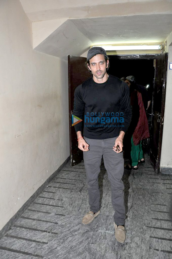 hrithik roshan watches haider with his mother 5