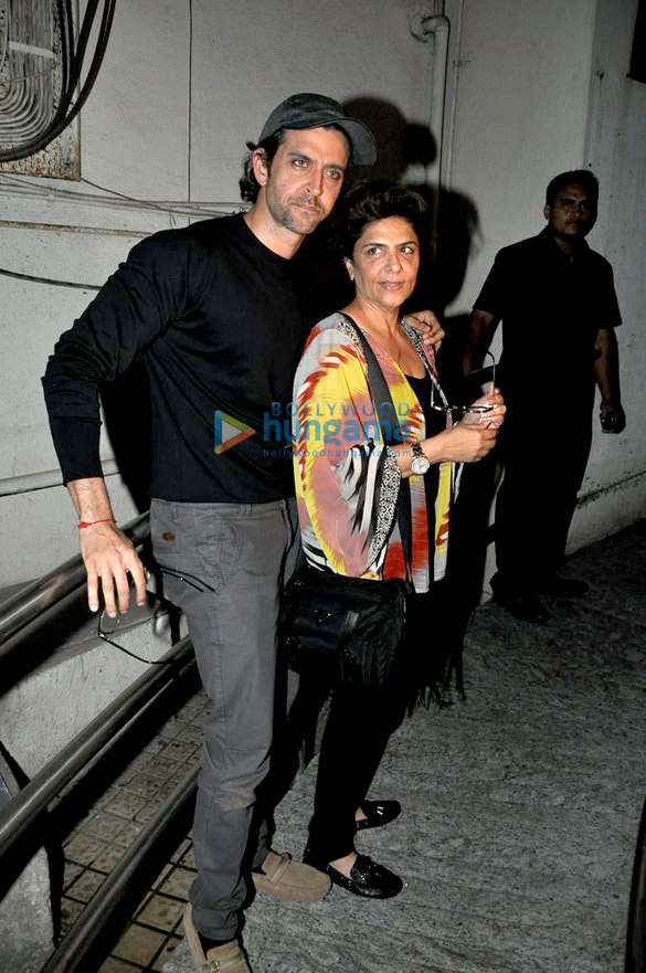 hrithik roshan watches haider with his mother 4