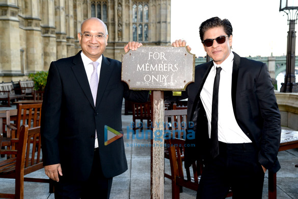 shah rukh khan receives global diversity award 4