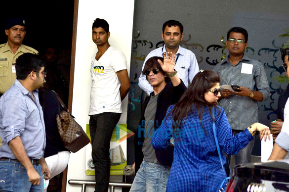 shah rukh khan deepika padukone snapped en route for happy new year promotions 4
