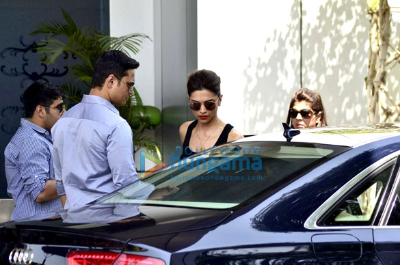 shah rukh khan deepika padukone snapped en route for happy new year promotions 5