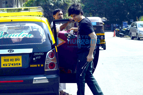 shah rukh khan deepika padukone snapped en route for happy new year promotions 14