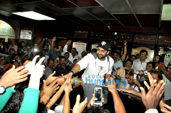 abhishek bachchan meets happy new year patrons at gaiety galaxy 2