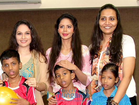 cast of 6 52 spend time with special kids 4