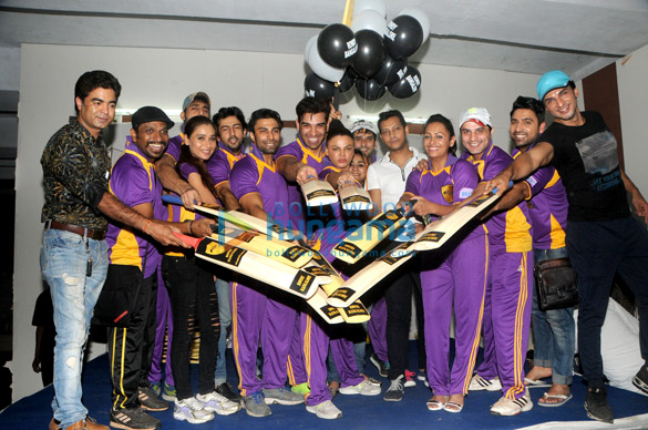 team rowdy bangalore distributing bats and food to the blind underprivileged children 4