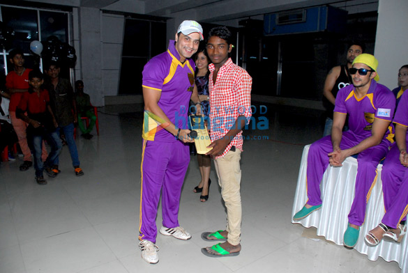 team rowdy bangalore distributing bats and food to the blind underprivileged children 11