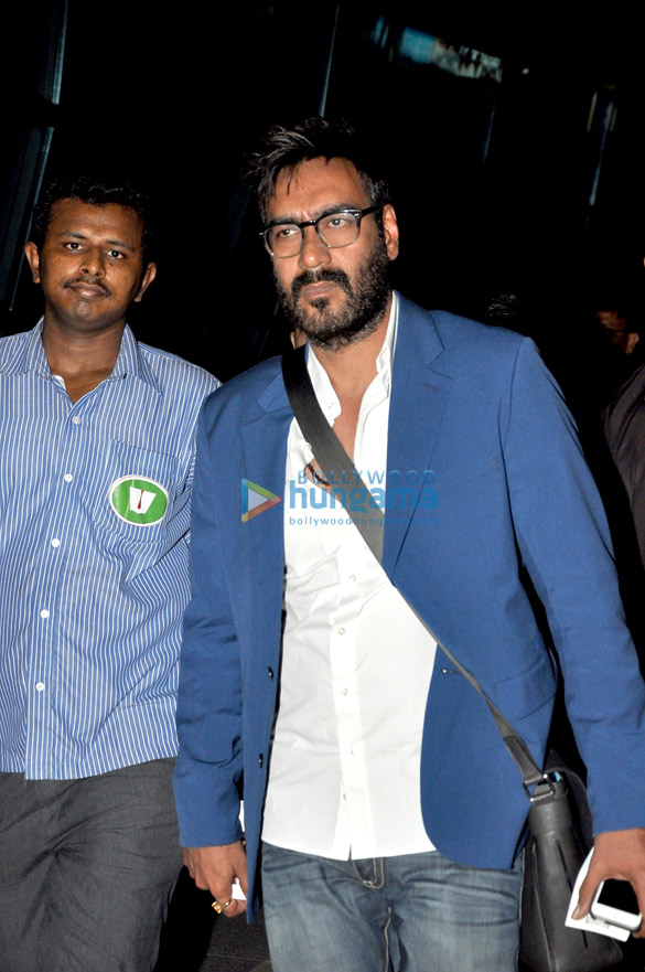 ajay devgn snapped at the domestic airport 4
