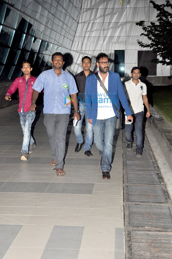 ajay devgn snapped at the domestic airport 7