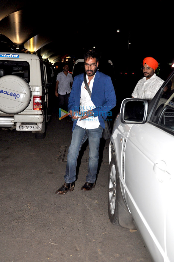 ajay devgn snapped at the domestic airport 8