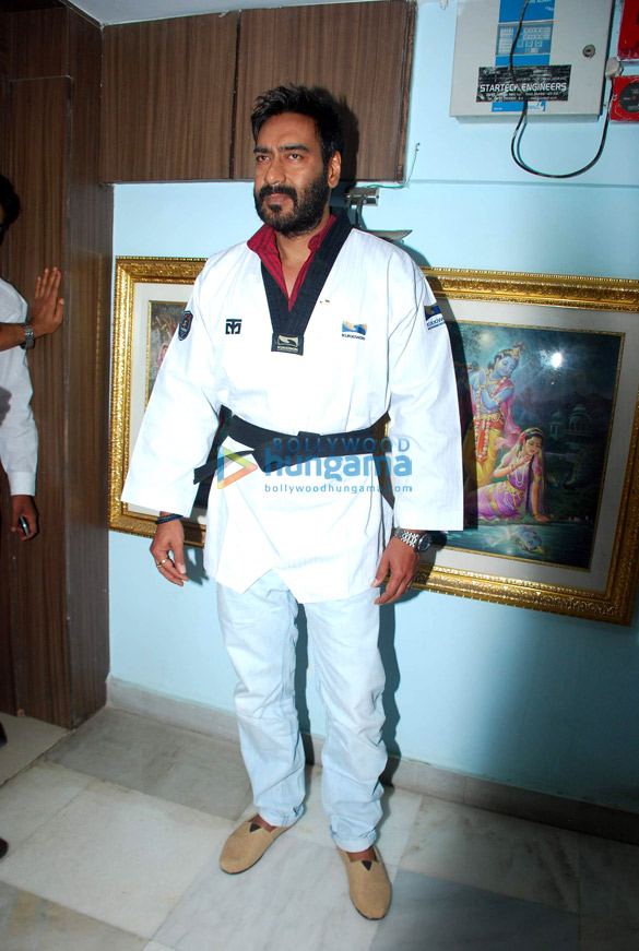 taekwondo masters from korea felicitate ajay devgn 9