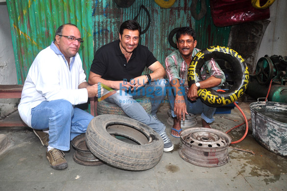 sunny deol gets his tyre repaired by aslam puncturewala 3