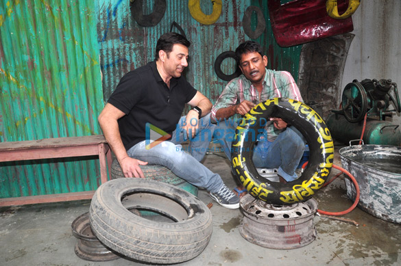 sunny deol gets his tyre repaired by aslam puncturewala 5