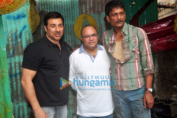 sunny deol gets his tyre repaired by aslam puncturewala 2