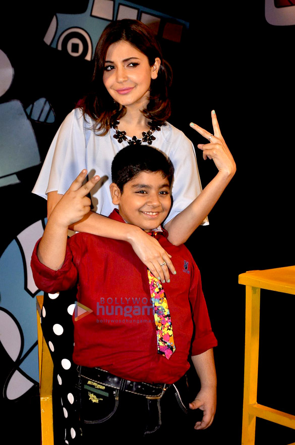 anushka sharma snapped on the sets of captain tiao 6