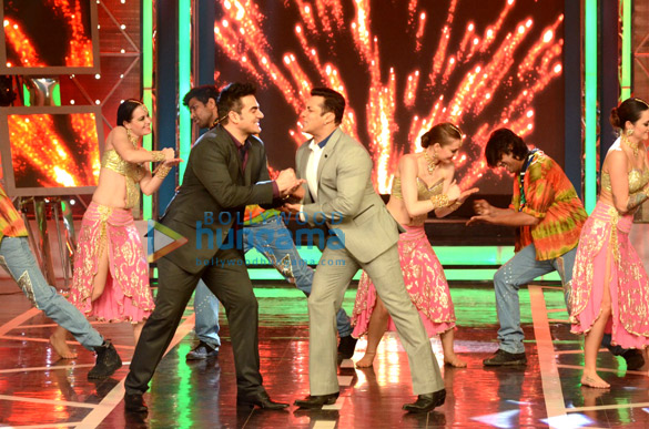 sonam kapoor arbaaz khan promote dolly ki doli on bigg boss 8 4