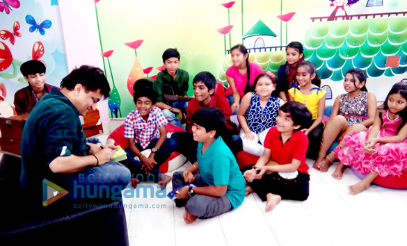 promotions of crazy cukkad family on sa re ga ma pa little champs 3