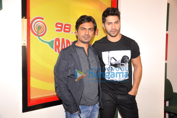 varun dhawan huma qureshi nawazuddin siddiqui promote badlapur at 98 3 radio mirchi 3