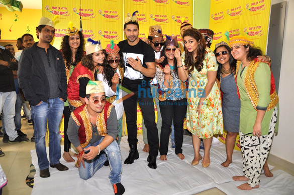 varun dhawan huma qureshi nawazuddin siddiqui promote badlapur at 98 3 radio mirchi 13
