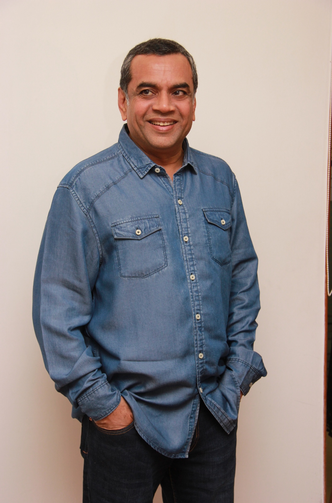 net worth of paresh rawal in rupees - Ilustrasi 2