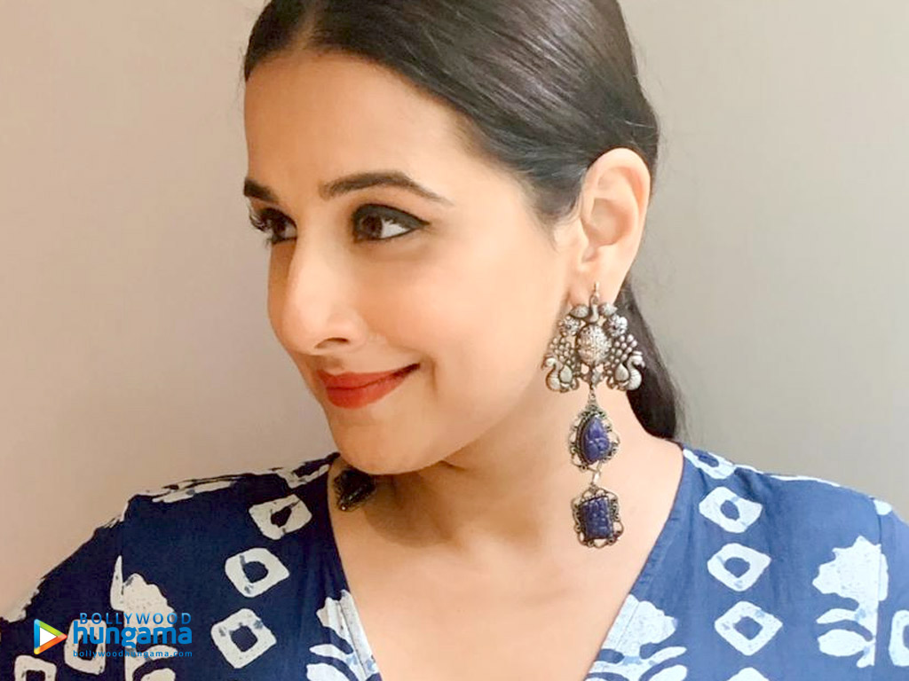 Indian Actress Vidya Balan in Oxidised German Silver & Gold Earrings,  Jhumka, Danglers. - Etsy Denmark