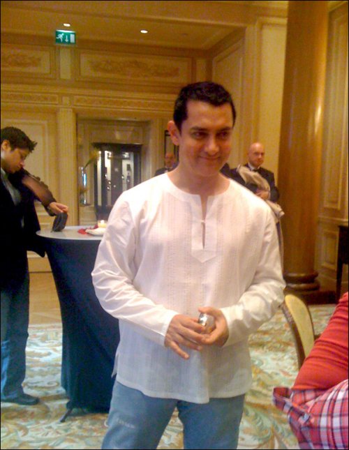 aamir khan meets and interacts with his fans in paris 5