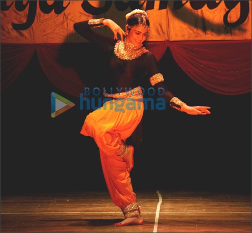 adah sharma performs kathak as a tribute to late nataraj gopikrishna 4