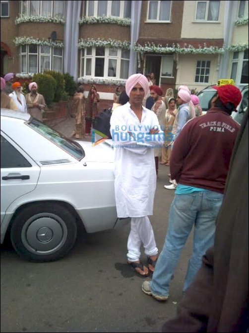 check out akshay kumar on sets of patiala house in london 8